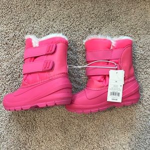 New with tags snow boots.